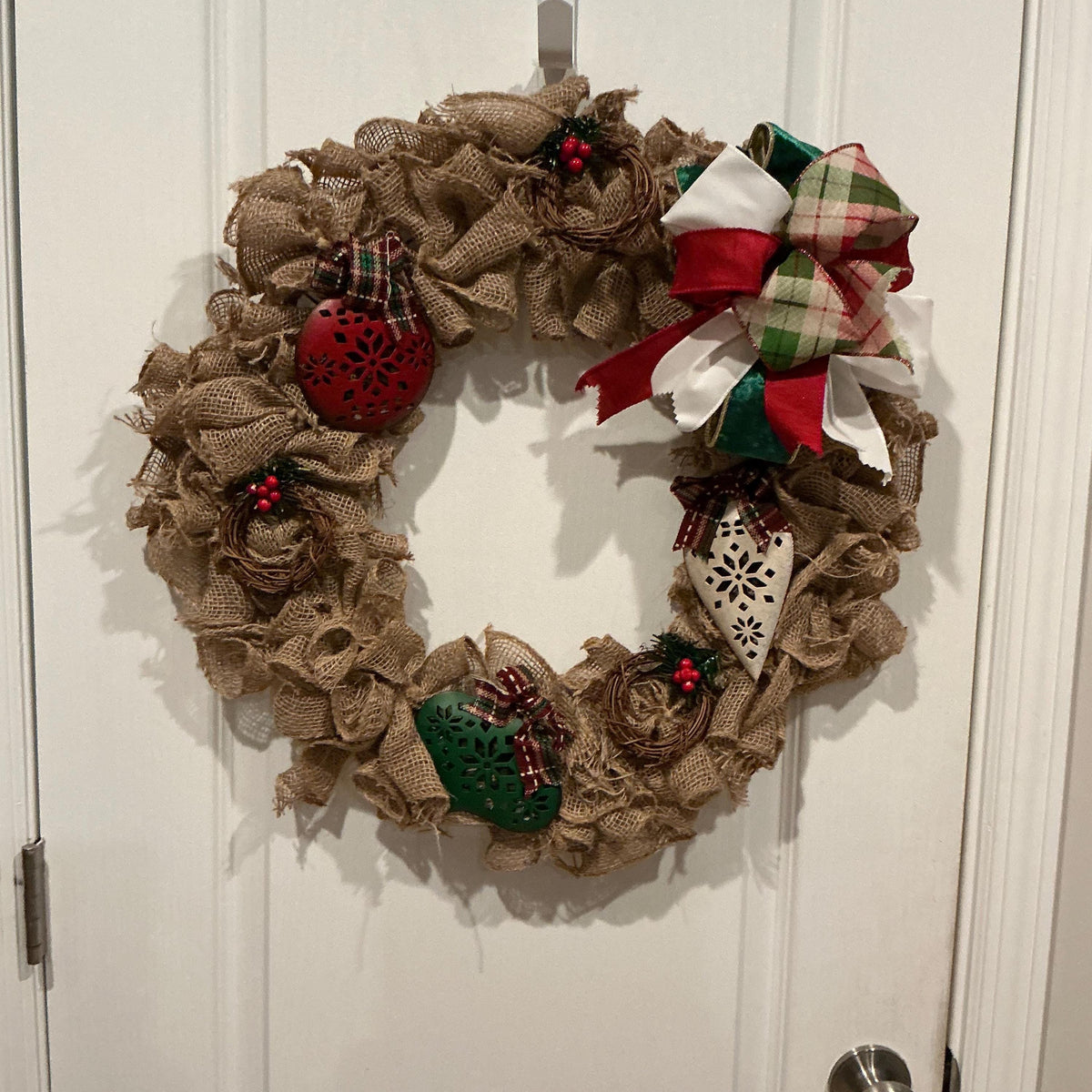 18 Inch Burlap Christmas Wreath, Farmhouse Plaid Bow, Rusted Door Decor — photo 3