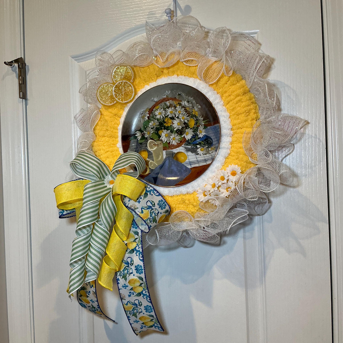Chunky Yarn Lemon Wreath, 14 Inch Plate Wreath, Daisy Front Door Decor, Farmhouse Summer Gift, Handmade Lemon Door Hanger