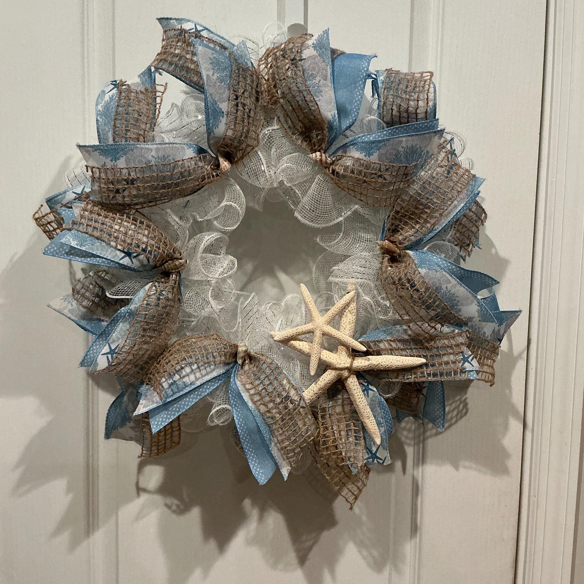 White Deco Mesh Starfish Wreath, Coastal Beach House Decor, Burlap Nautical Front Door Wreath, Housewarming Host Gift, Handmade Summer Wreat