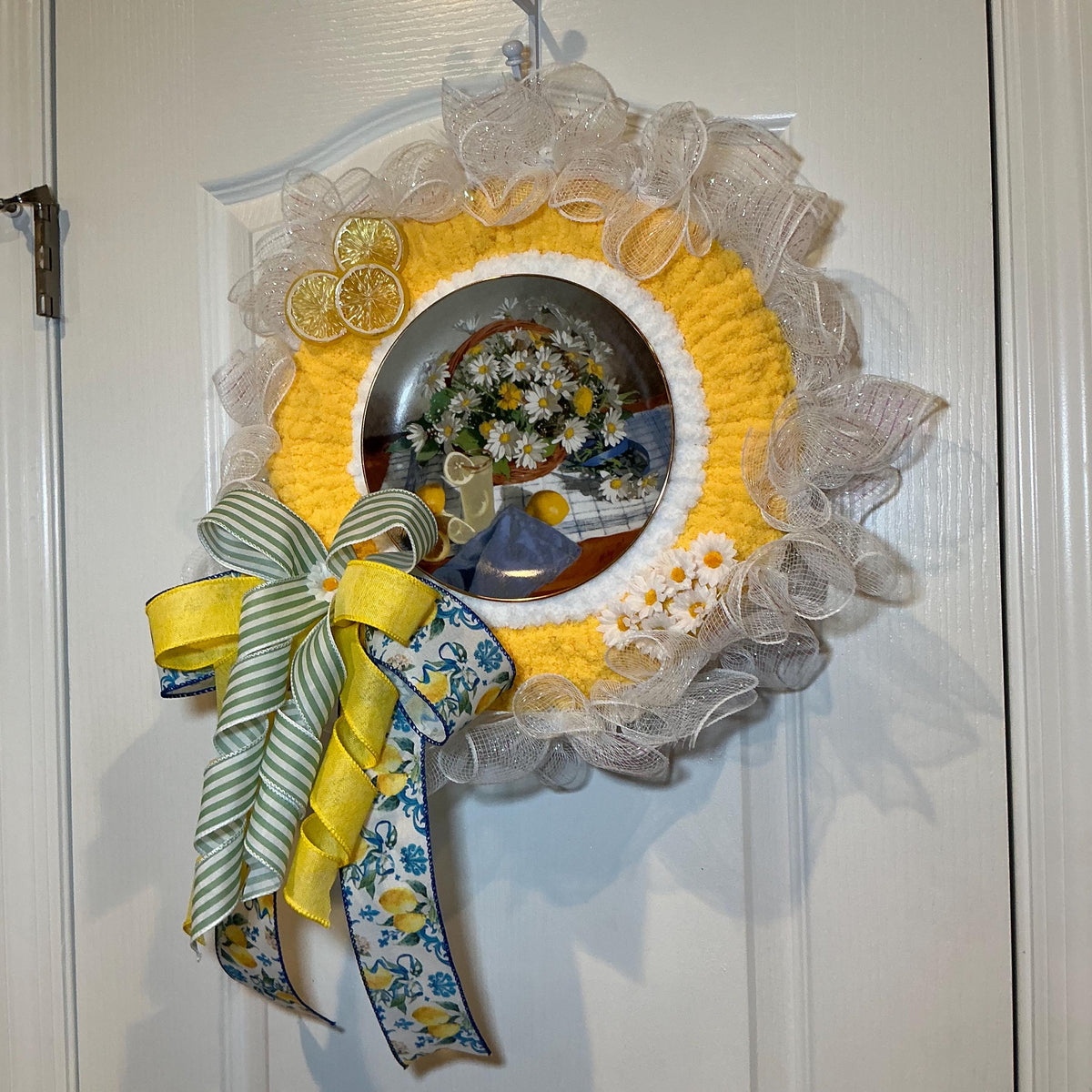 Chunky Yarn Lemon Wreath, 14 Inch Plate Wreath, Daisy Front Door Decor, Farmhouse Summer Gift, Handmade Lemon Door Hanger
