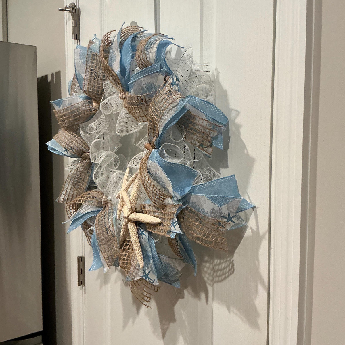White Deco Mesh Starfish Wreath, Coastal Beach House Decor, Burlap Nautical Front Door Wreath, Housewarming Host Gift, Handmade Summer Wreat