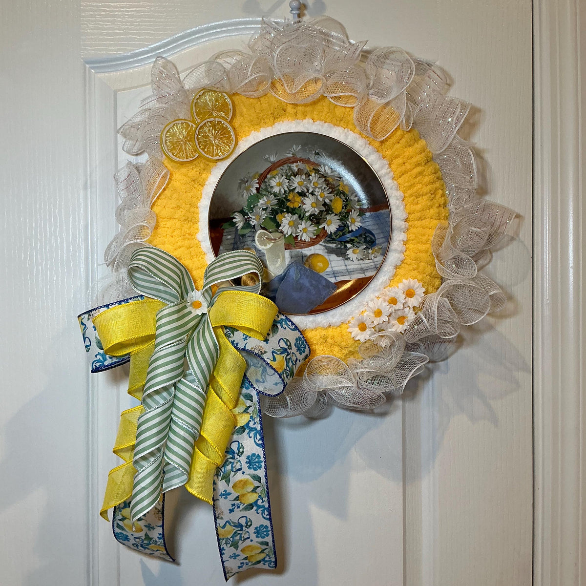 Chunky Yarn Lemon Wreath, 14 Inch Plate Wreath, Daisy Front Door Decor, Farmhouse Summer Gift, Handmade Lemon Door Hanger