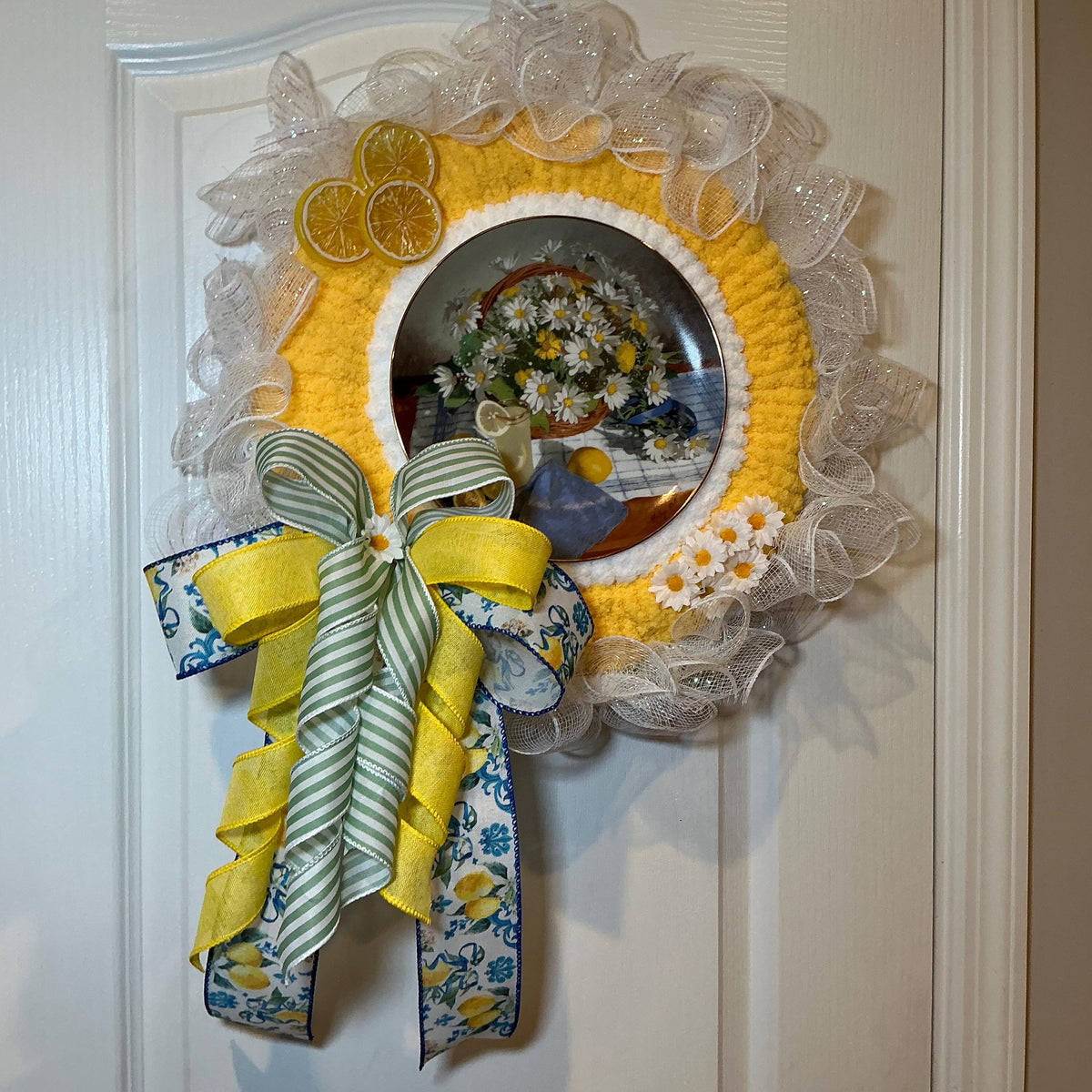 Chunky Yarn Lemon Wreath, 14 Inch Plate Wreath, Daisy Front Door Decor, Farmhouse Summer Gift, Handmade Lemon Door Hanger
