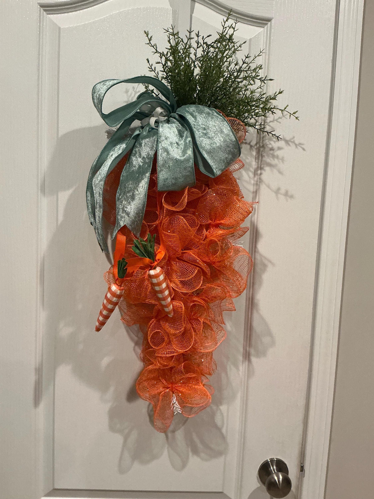 This  Easter Carrot door swag/deco mesh carrot reef/mint green bow spring decor/farmhouse, Easter swag/front door, Easter decoration .