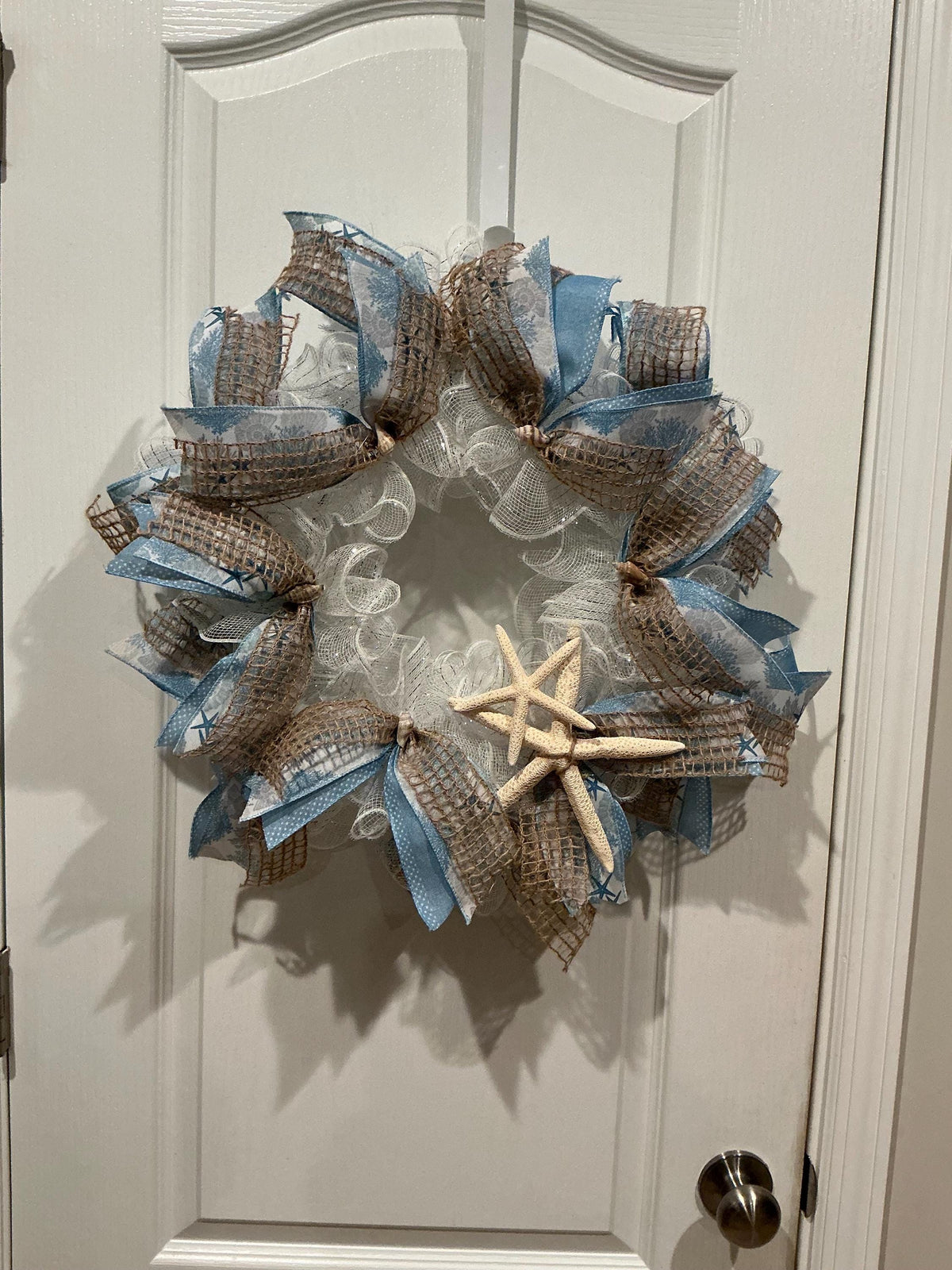White Deco Mesh Starfish Wreath, Coastal Beach House Decor, Burlap Nautical Front Door Wreath, Housewarming Host Gift, Handmade Summer Wreat