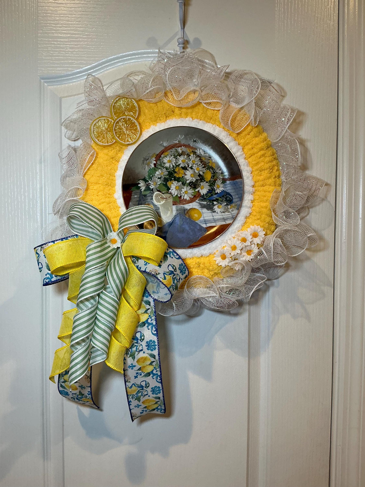 Chunky Yarn Lemon Wreath, 14 Inch Plate Wreath, Daisy Front Door Decor, Farmhouse Summer Gift, Handmade Lemon Door Hanger