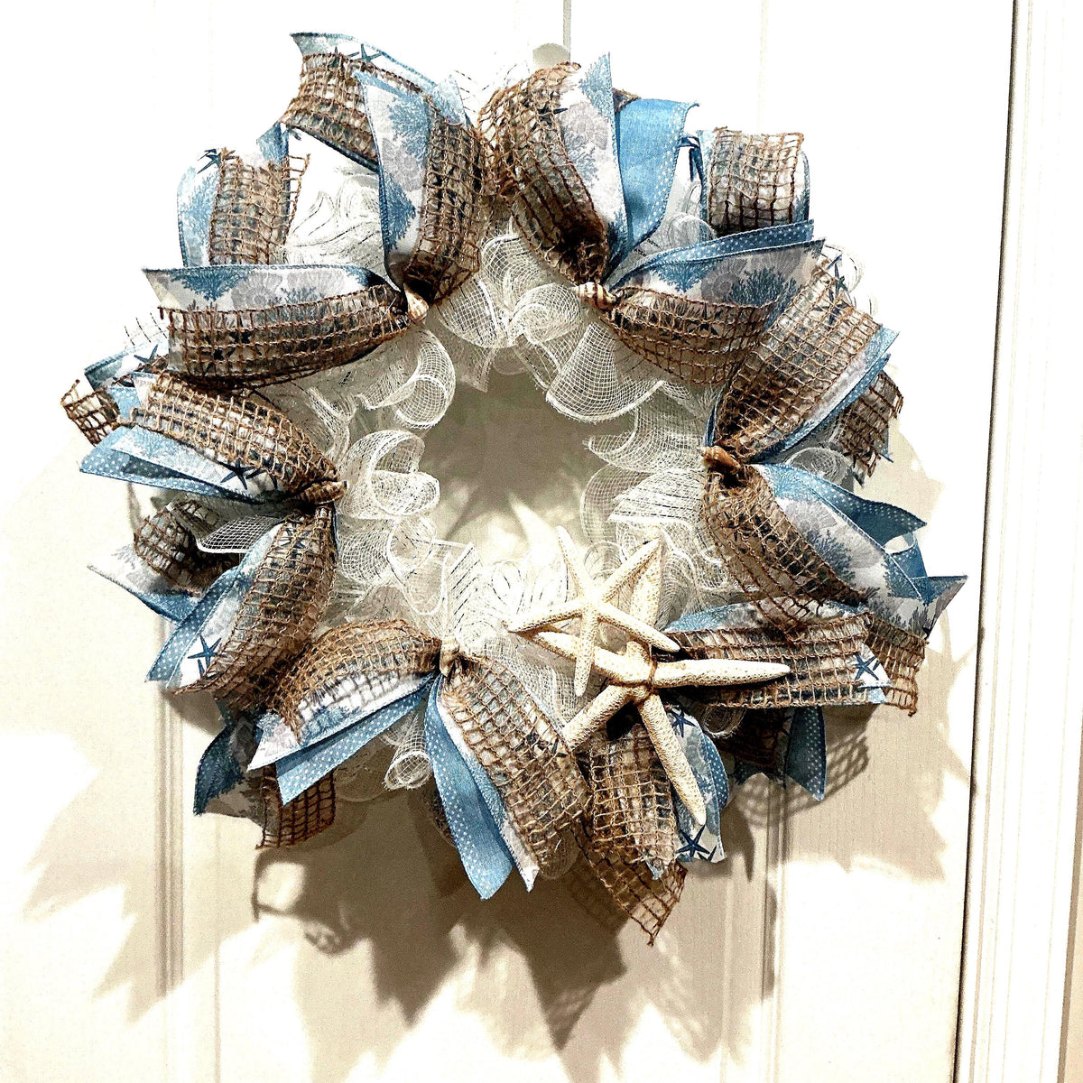 White Deco Mesh Starfish Wreath, Coastal Beach House Decor, Burlap Nautical Front Door Wreath, Housewarming Host Gift, Handmade Summer Wreat