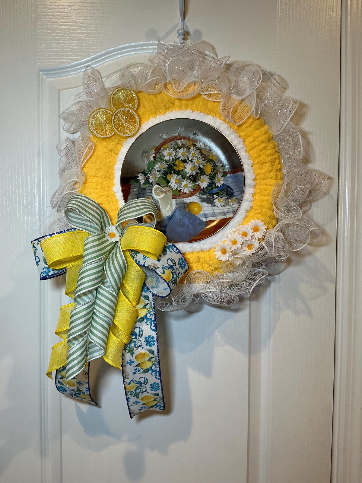Chunky Yarn Lemon Wreath, 14 Inch Plate Wreath, Daisy Front Door Decor, Farmhouse Summer Gift, Handmade Lemon Door Hanger