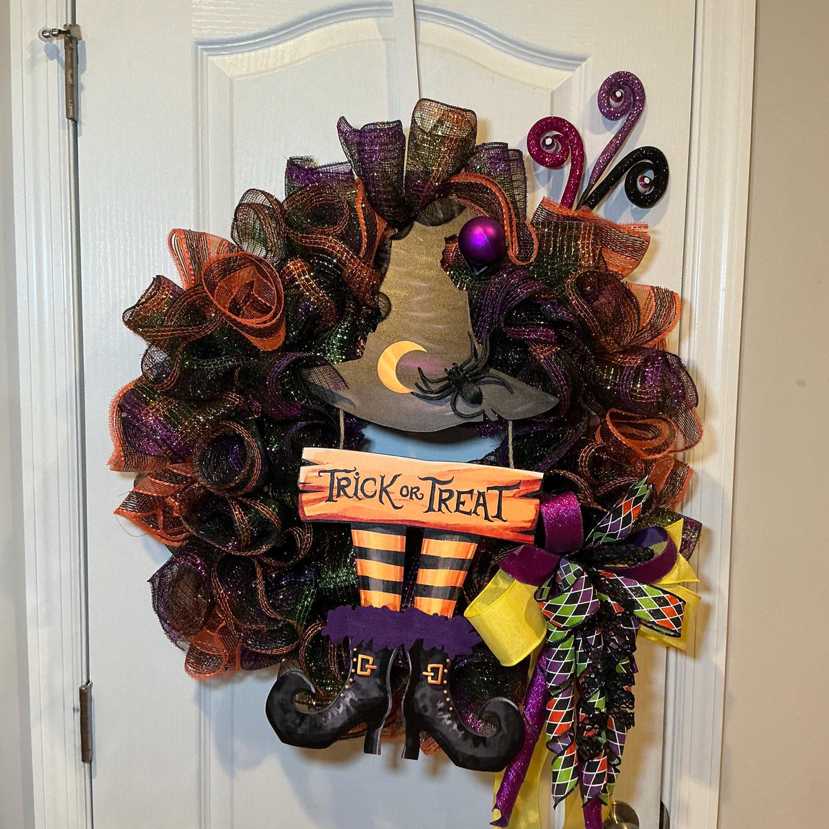 Halloween Witch Wreath, 18 Inch Trick or Treat Sign with Hat, Boots and Spider — photo 4