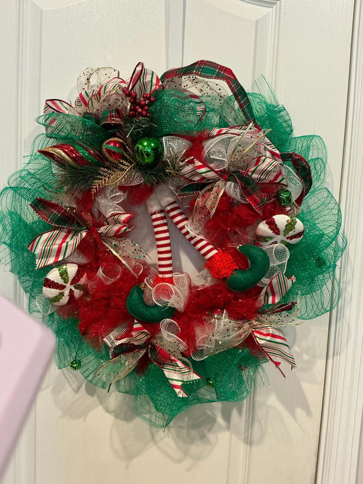 Elf legs Christmas 14 inch wreath, deco, mesh, Holiday door decor, funny elf wreath, red green Xmas front door, wreath whimsical Christmas — photo 2