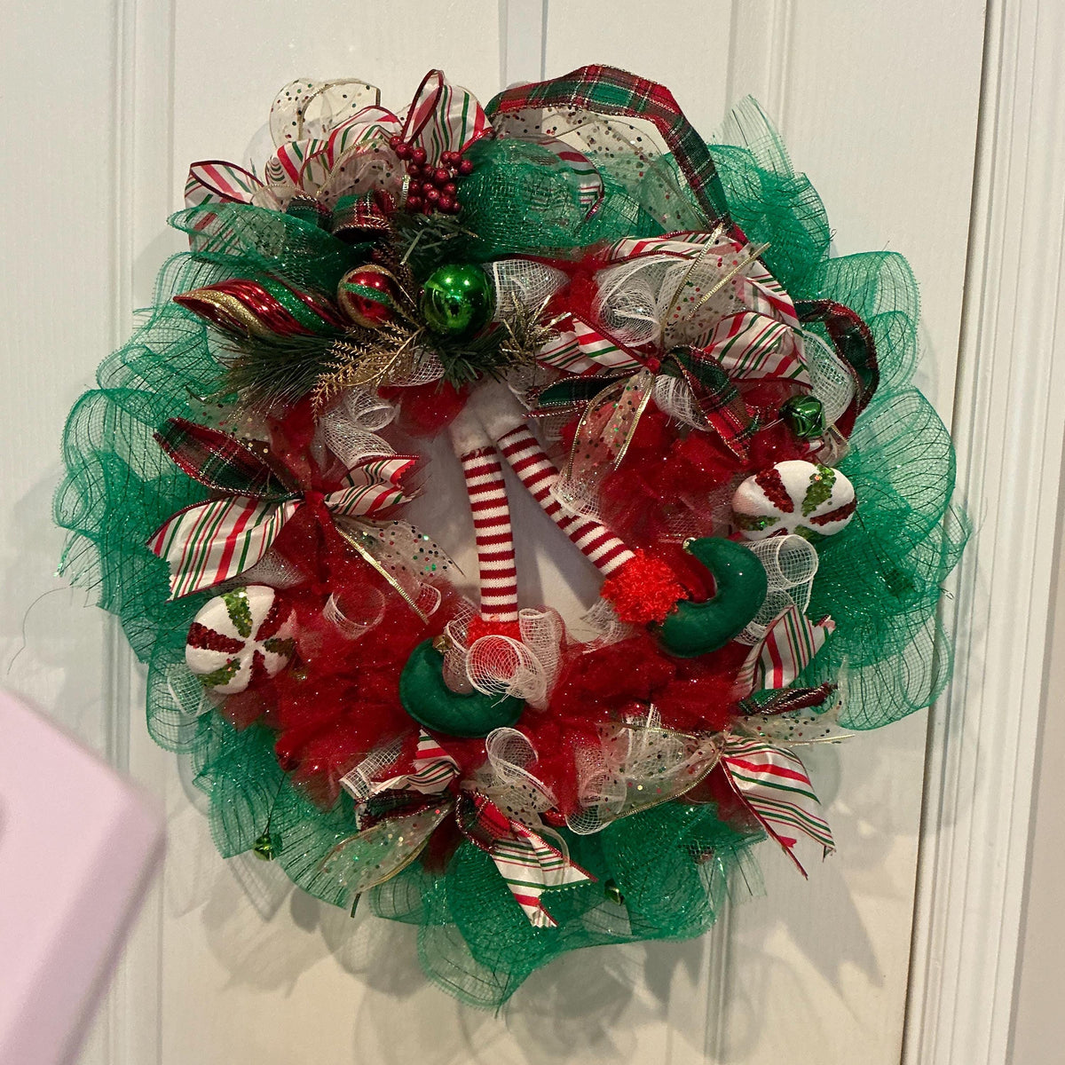 Elf legs Christmas 14 inch wreath, deco, mesh, Holiday door decor, funny elf wreath, red green Xmas front door, wreath whimsical Christmas — photo 3