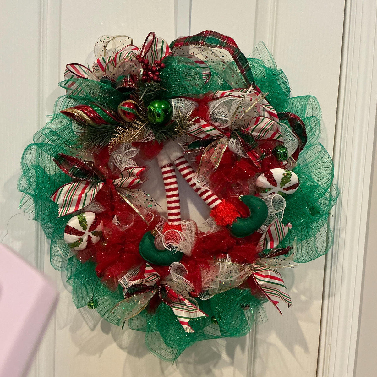 Elf legs Christmas 14 inch wreath, deco, mesh, Holiday door decor, funny elf wreath, red green Xmas front door, wreath whimsical Christmas — photo 4