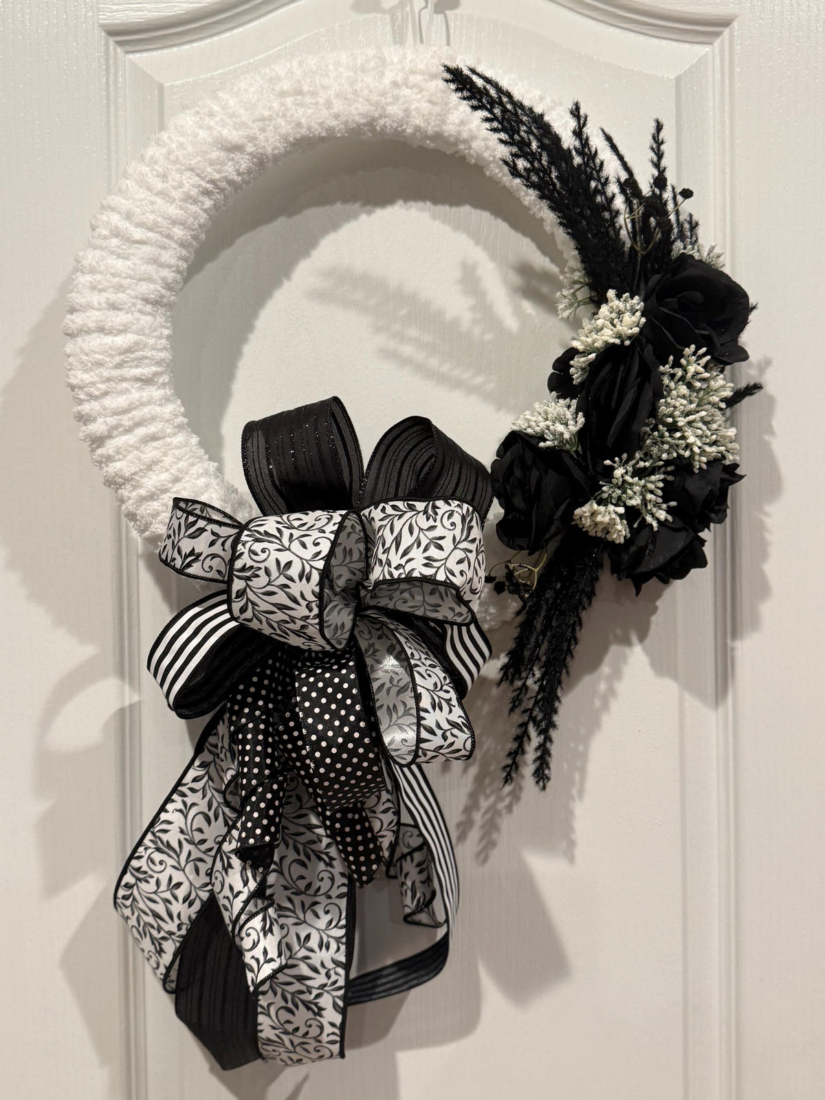 Black Rose Chunky Yarn Wreath, 16 Inch Black White Modern Farmhouse Door Decor — actual product photo 