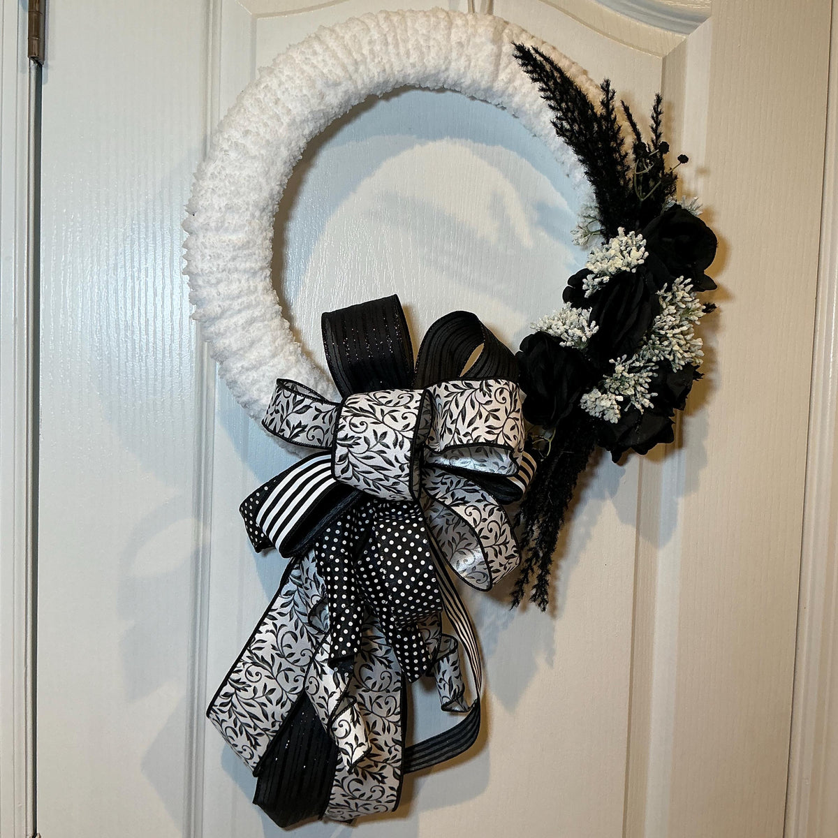 Black Rose Chunky Yarn Wreath, 16 Inch Black White Modern Farmhouse Door Decor — photo 2 