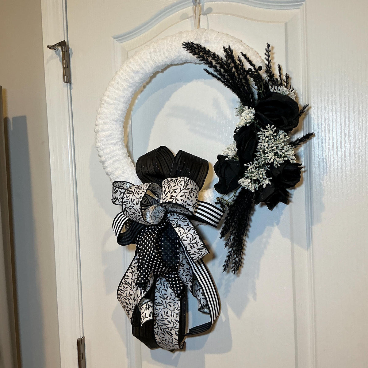 Black Rose Chunky Yarn Wreath, 16 Inch Black White Modern Farmhouse Door Decor — photo 3 