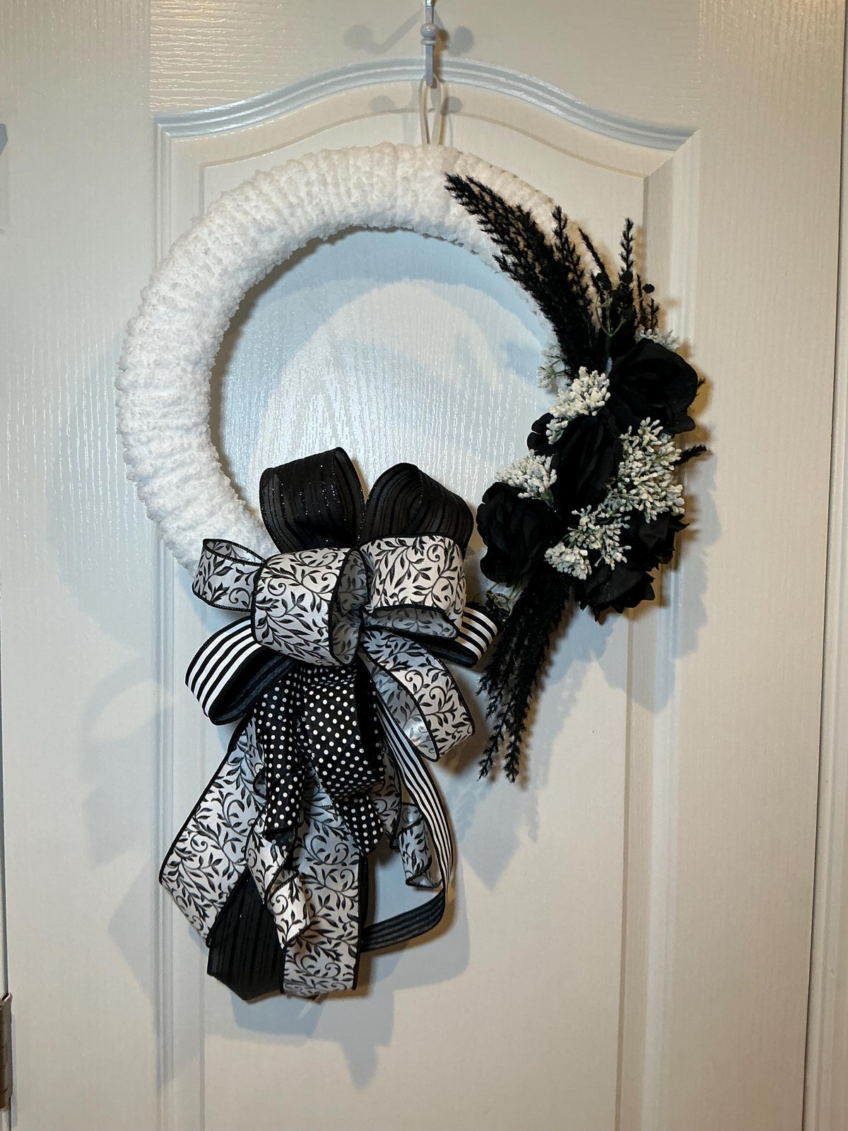 Black Rose Chunky Yarn Wreath, 16 Inch Black White Modern Farmhouse Door Decor — photo 8 