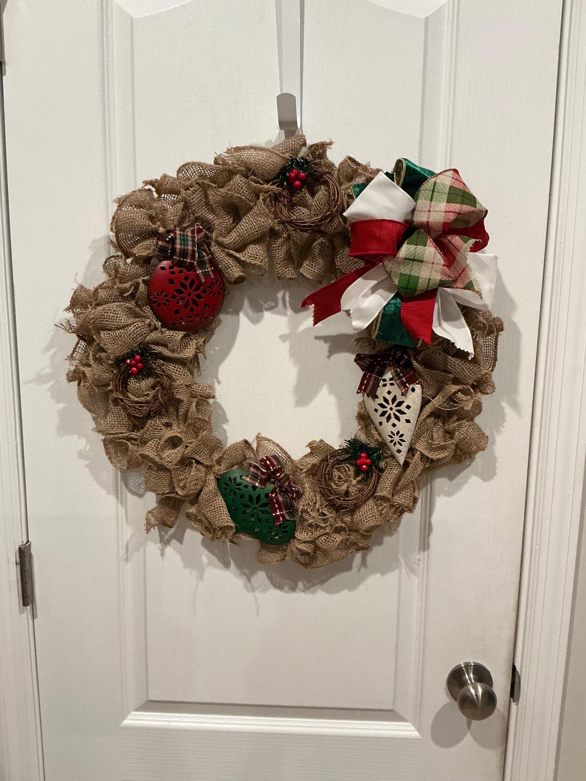 18 Inch Burlap Christmas Wreath, Farmhouse Plaid Bow, Rusted Door Decor — actual product photo