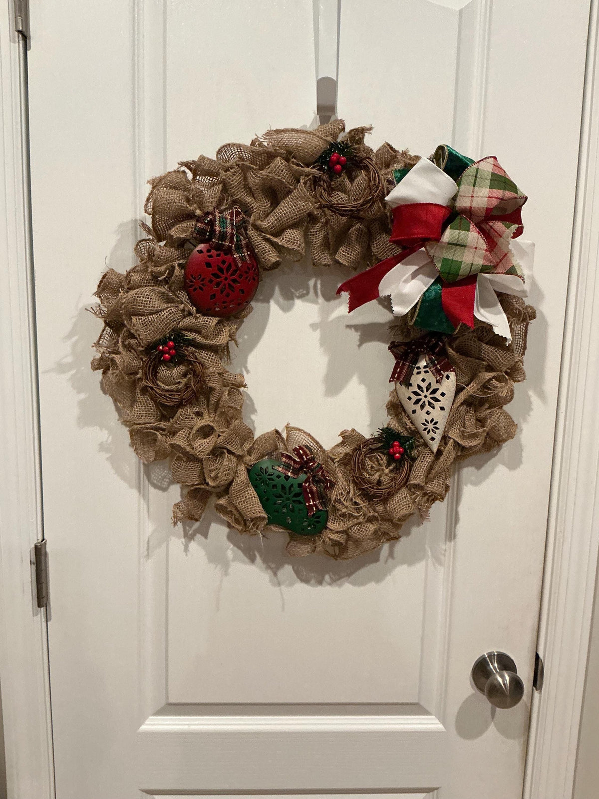 18 Inch Burlap Christmas Wreath, Farmhouse Plaid Bow, Rusted Door Decor — photo 2