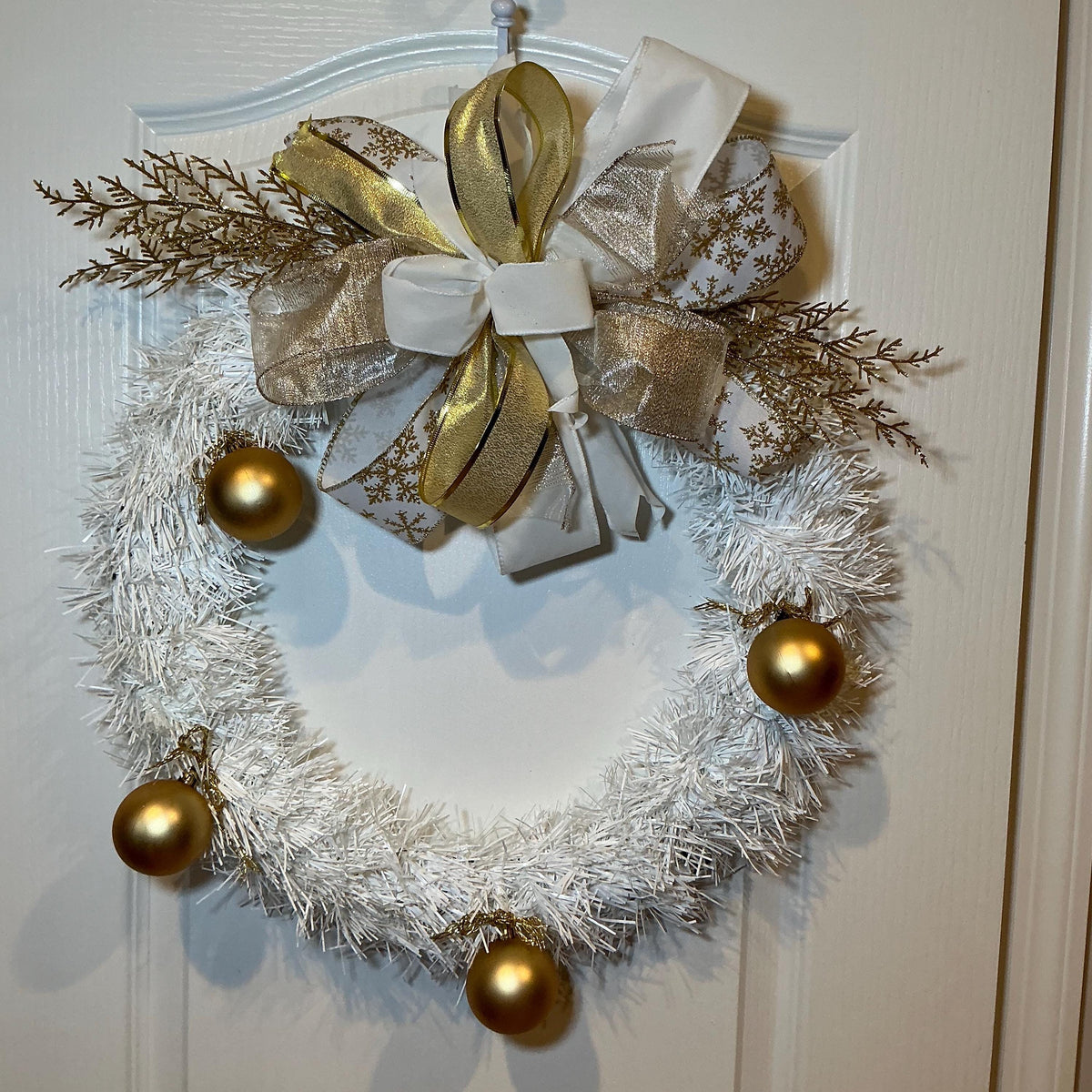 White Gold Christmas Wreath, Snowflake Bow, Ornaments, Winter Door Decor — photo 3
