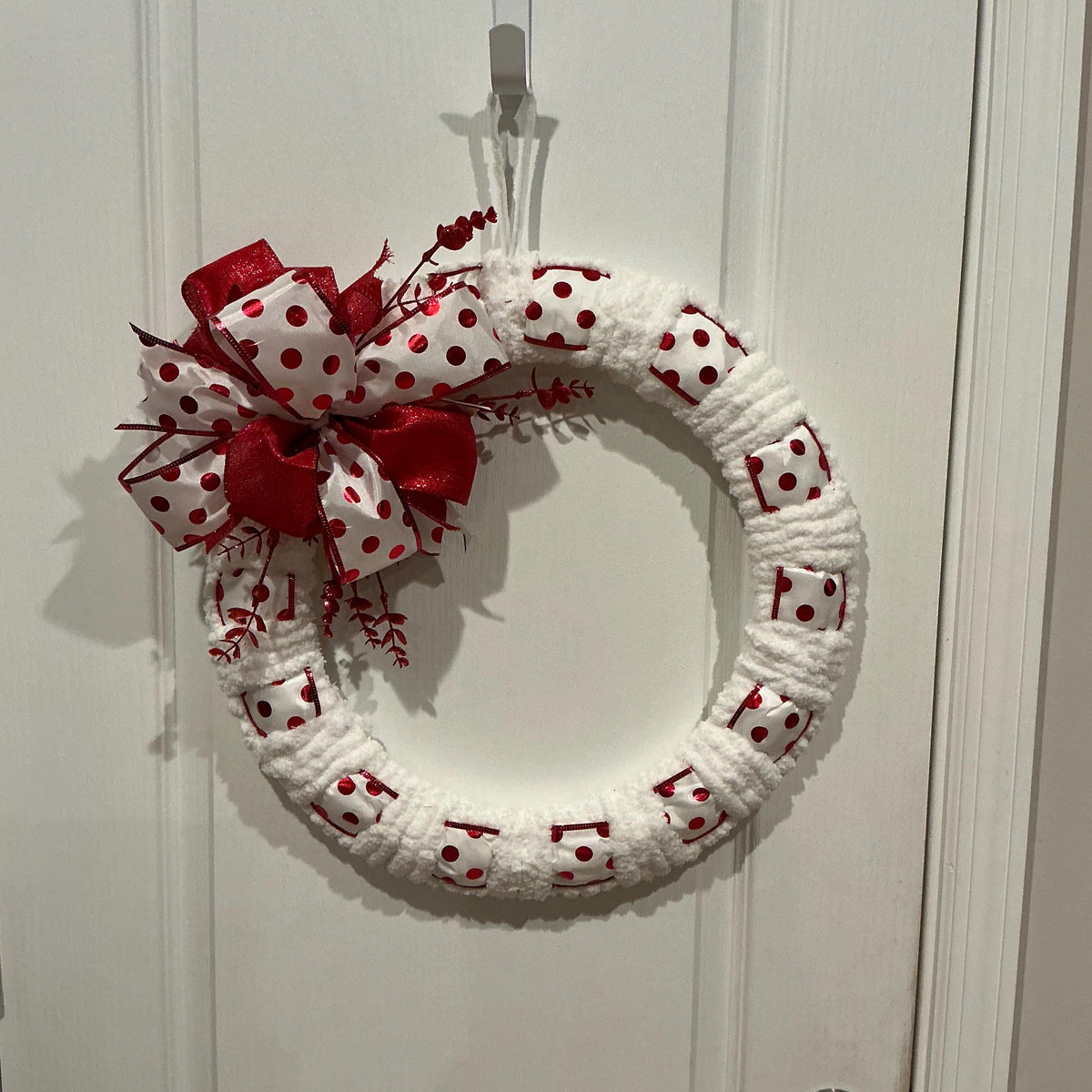 18 Inch Farmhouse Christmas Wreath, Red White Polka Dot Door Decor — photo 4