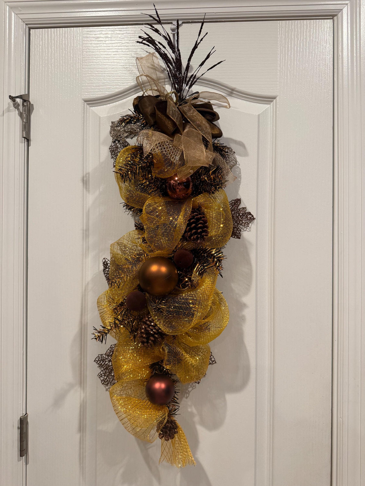 Whole Christmas dress swag deco mesh holiday Square bronze ornament door decor 30 inch Christmas rustic lamb door rack — actual product photo