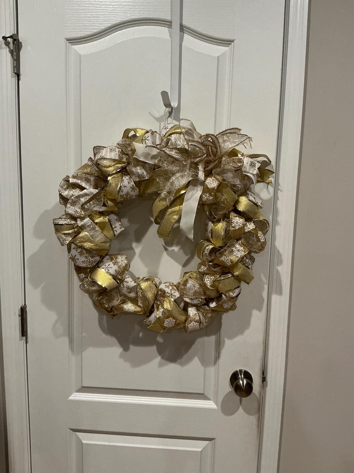 Gold White Snowflake Ribbon Wreath, Elegant Christmas Door Decor (18 Inch) — photo 2