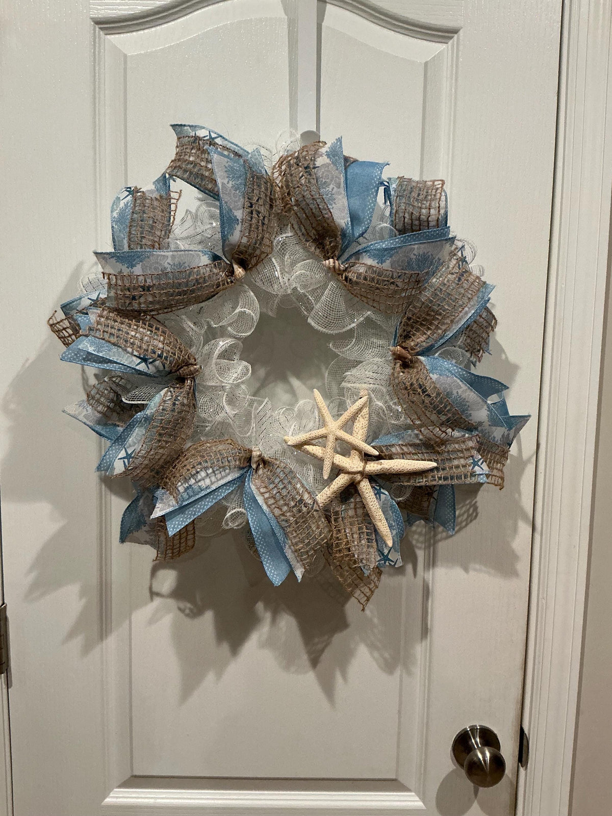 White Deco Mesh Starfish Wreath, Coastal Beach House Decor, Burlap Nautical Front Door Wreath, Housewarming Host Gift, Handmade Summer Wreat